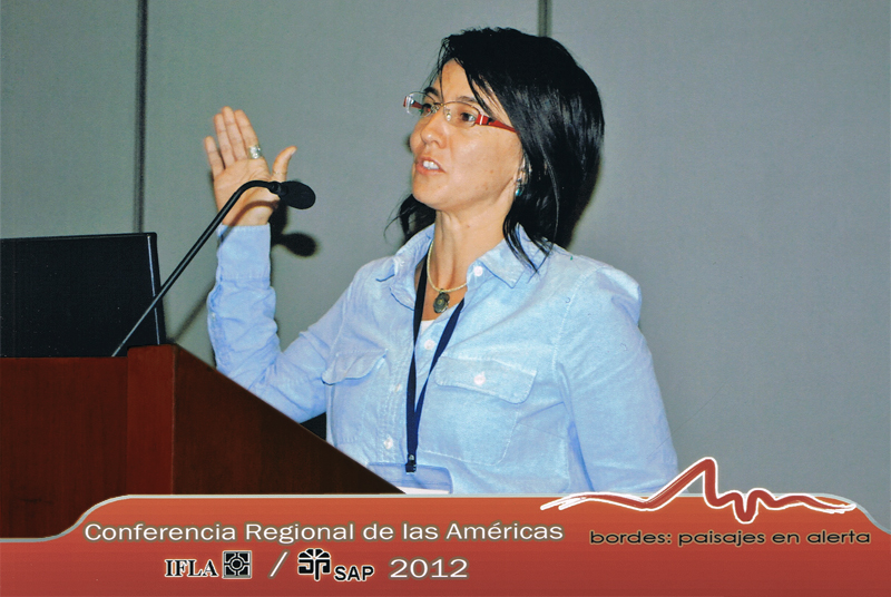 Solange Serquis speaking at IFLA conference, Columbia